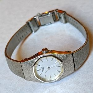 Vintage Seiko Women's Silver Watch (2y00-5049)